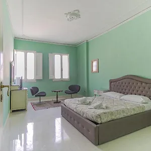 Spacious Three Bedroom On The Arno Florence